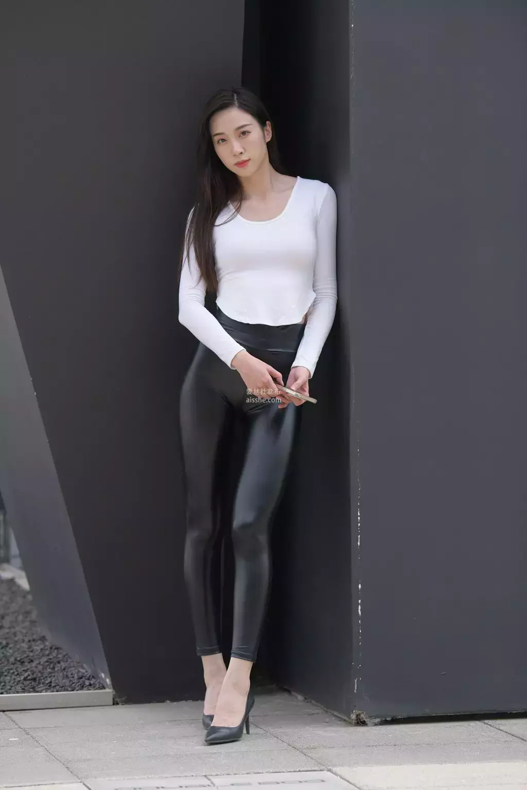 精选街拍作品 NO.1982 油亮的紧身皮裤2 杭州街拍-丽图社