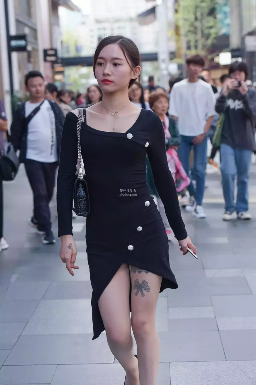 魔镜街拍 NO.163 街拍黑色连衣裙小姐姐 街拍超短裤-丽图社