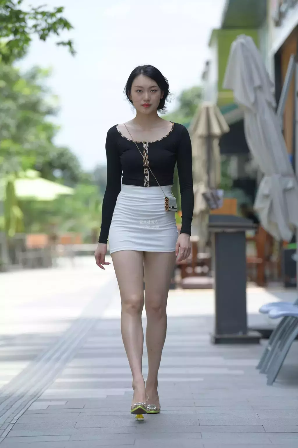 魔镜街拍 NO.130 白裙女子 长腿美女街拍写真4K壁纸-丽图社