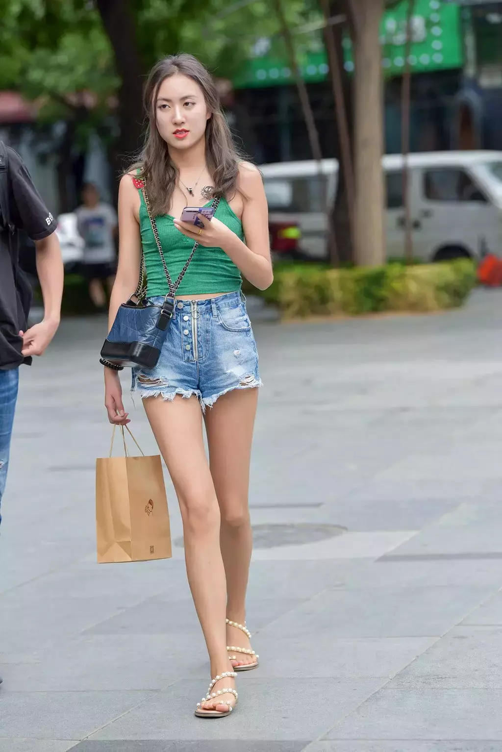 精选街拍作品 NO.1101 热裤吊带月牙小姐姐 街拍不修图-丽图社