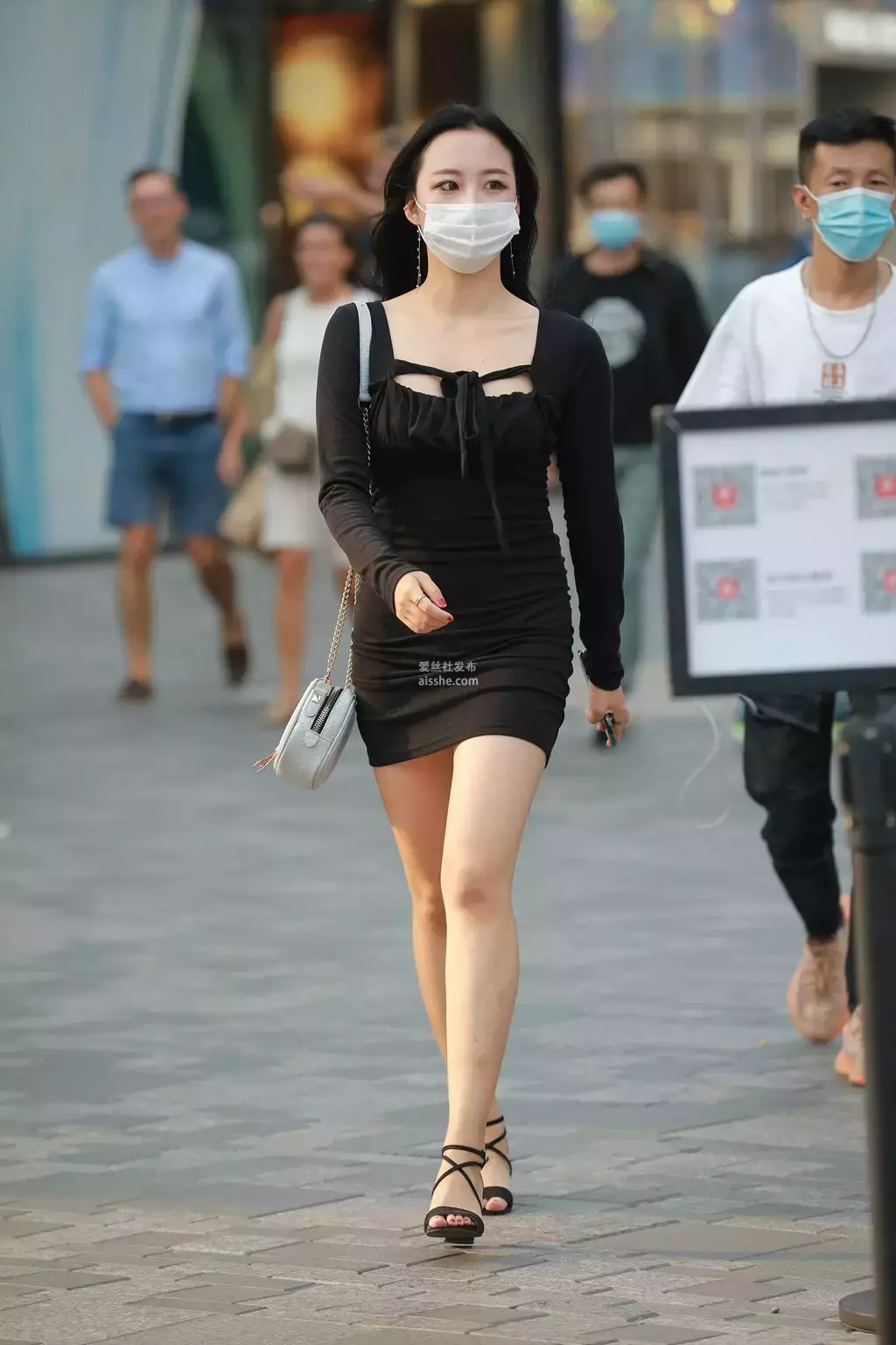 精选街拍作品 NO.1506 一袭黑色连衣裙,怎一个美字了得2 街拍 英文 街拍图片-丽图社