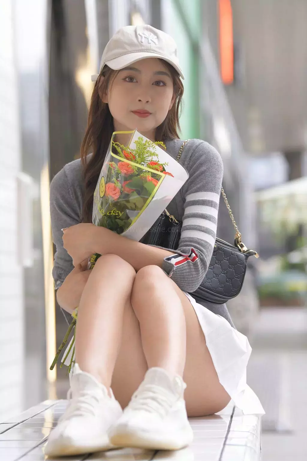 精选街拍作品 NO.1245 捧花的女孩5 街拍熟女-丽图社