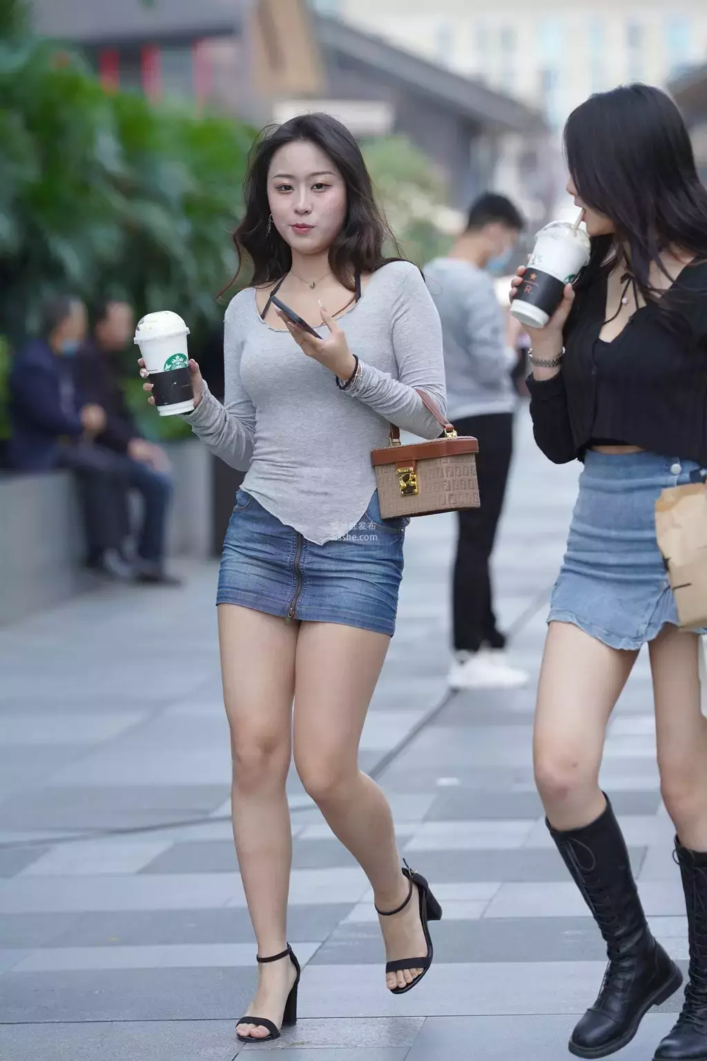 精选街拍作品 NO.2195 牛仔超短裙 有个性的时尚小姐姐街拍-丽图社