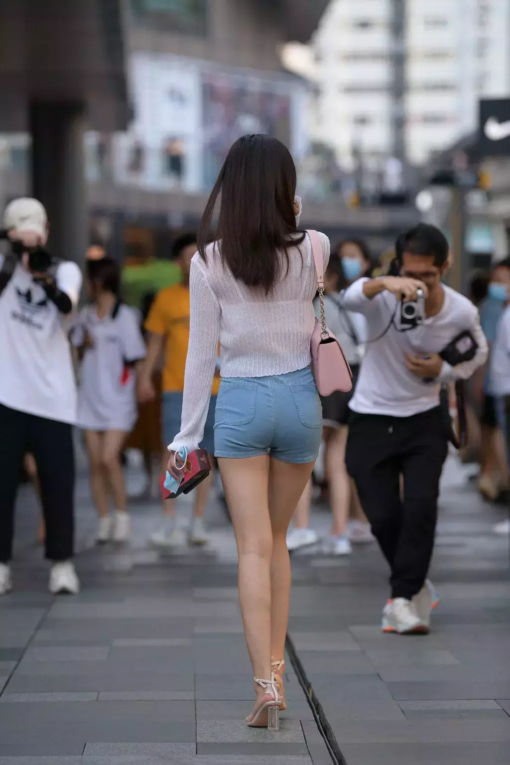 精选街拍作品 NO.1216 小鸟依人般的热裤美女1 长腿美女街拍写真4K壁纸-丽图社