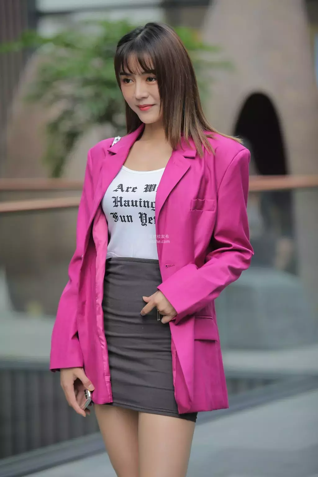 魔镜街拍 NO.104 漂亮的油亮丝袜长腿小姐姐 街拍风情万种的美女图片写真-丽图社