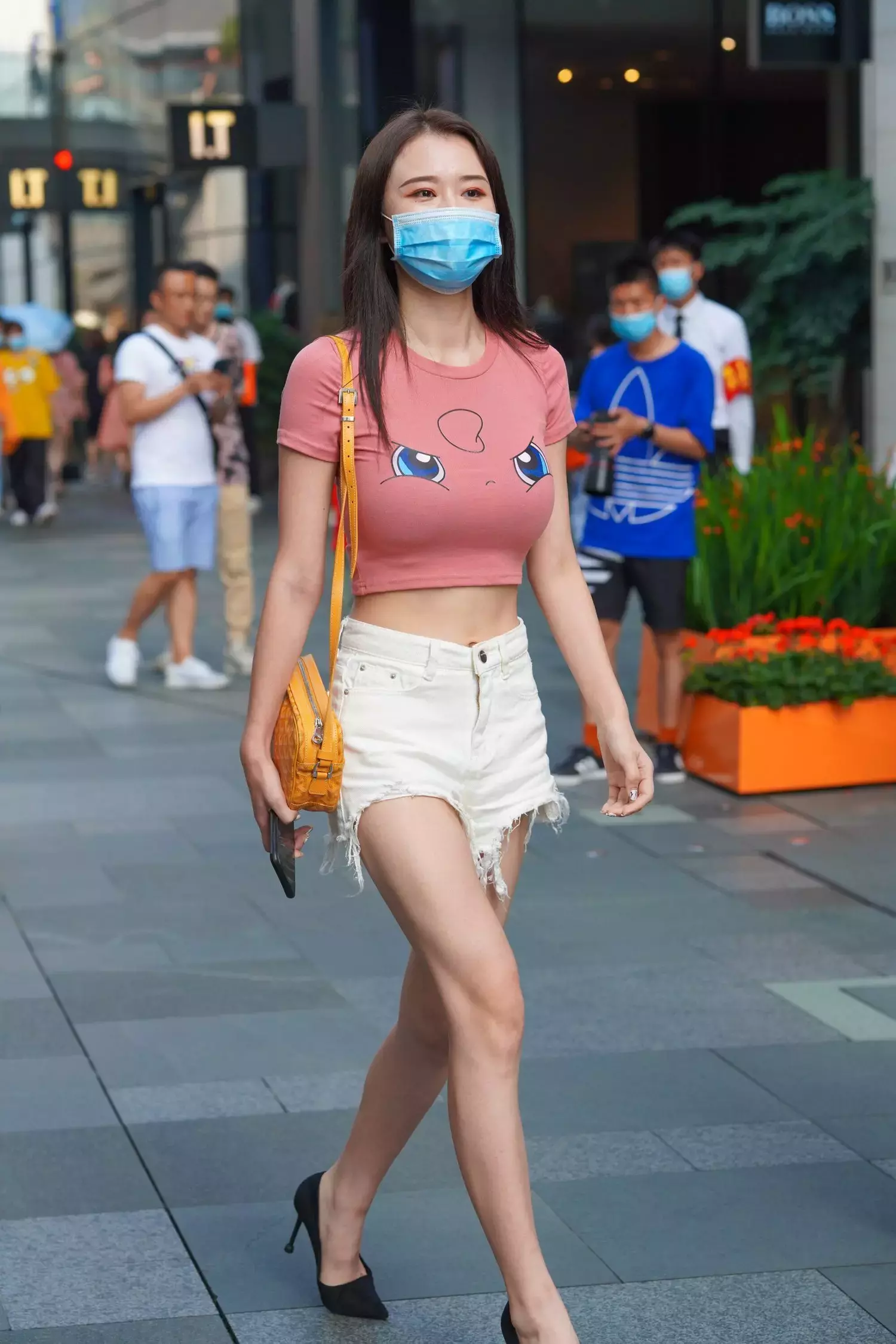 精选街拍作品 NO.1691 网红主播胸大卡通短袖小姐姐 路人美女街拍写真-丽图社
