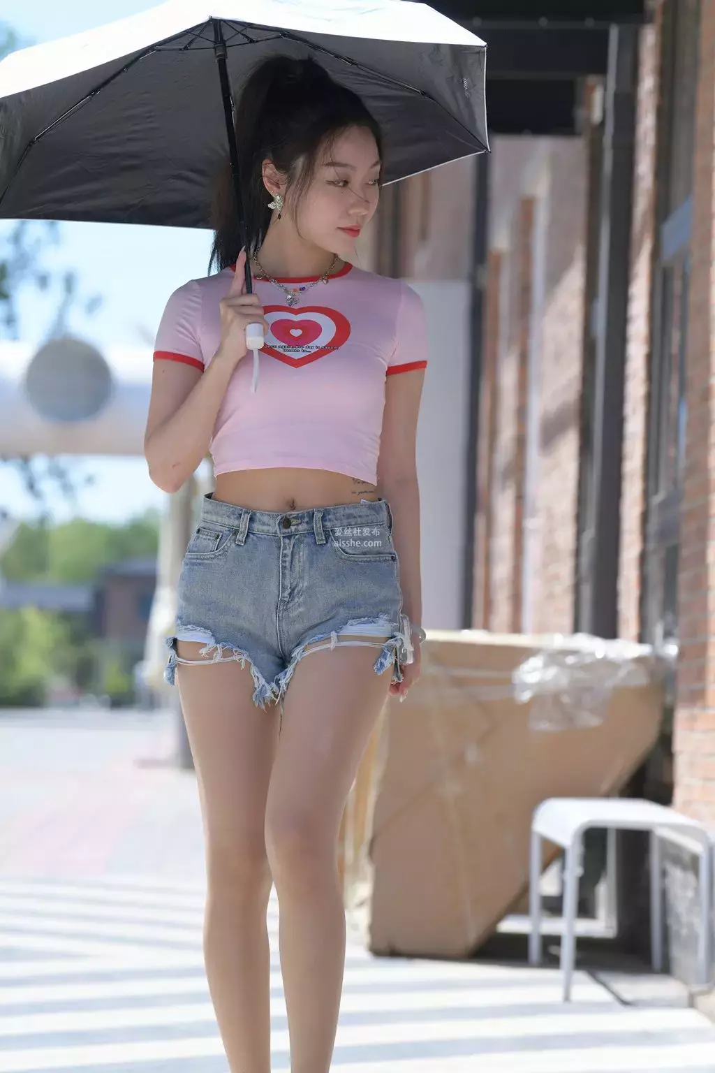 精选街拍作品 NO.2002 牛仔热裤粉色小衫 摄影街拍-丽图社