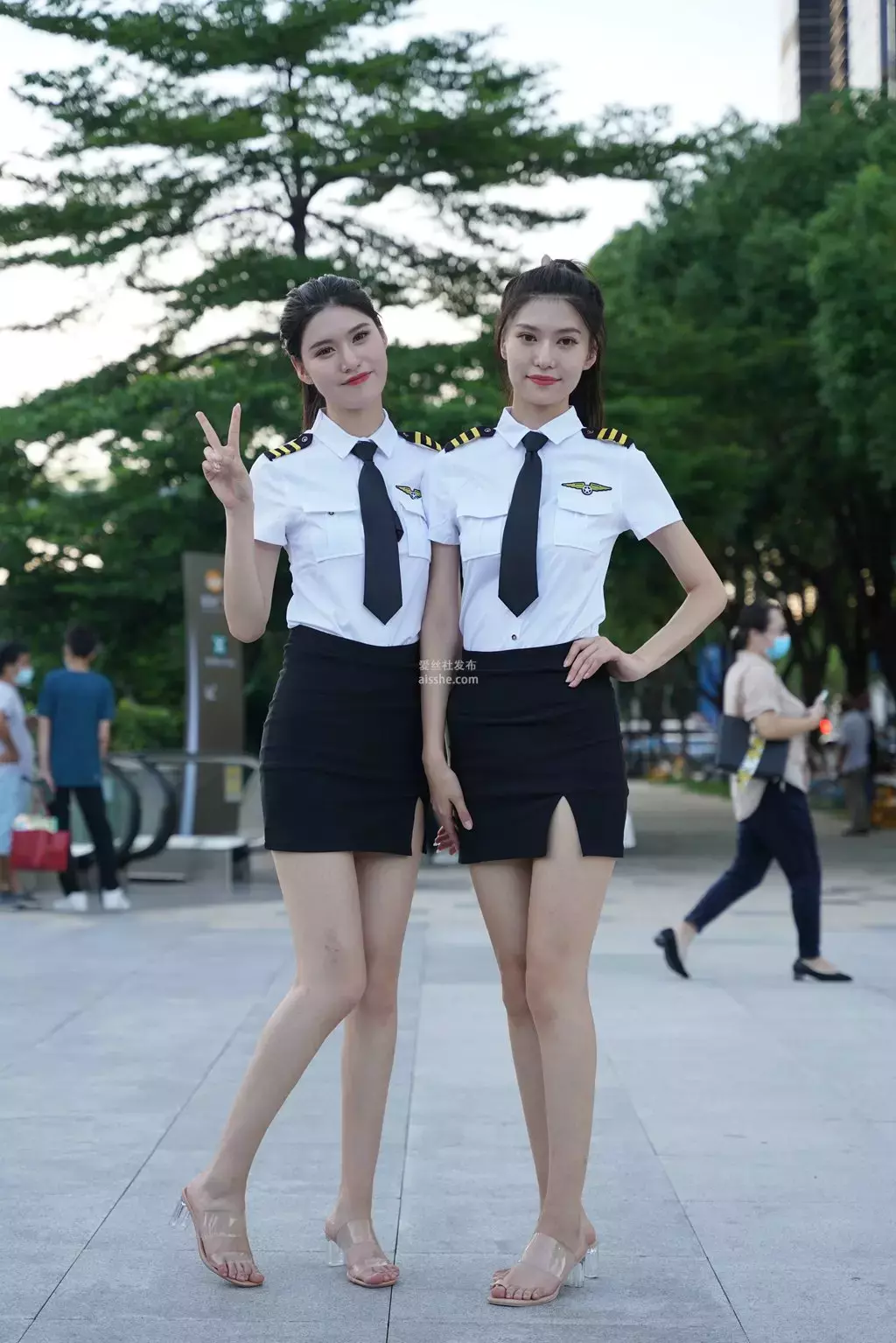 精选街拍作品 NO.2325 制服小姐姐2 被成都太古里街拍惊艳了-丽图社