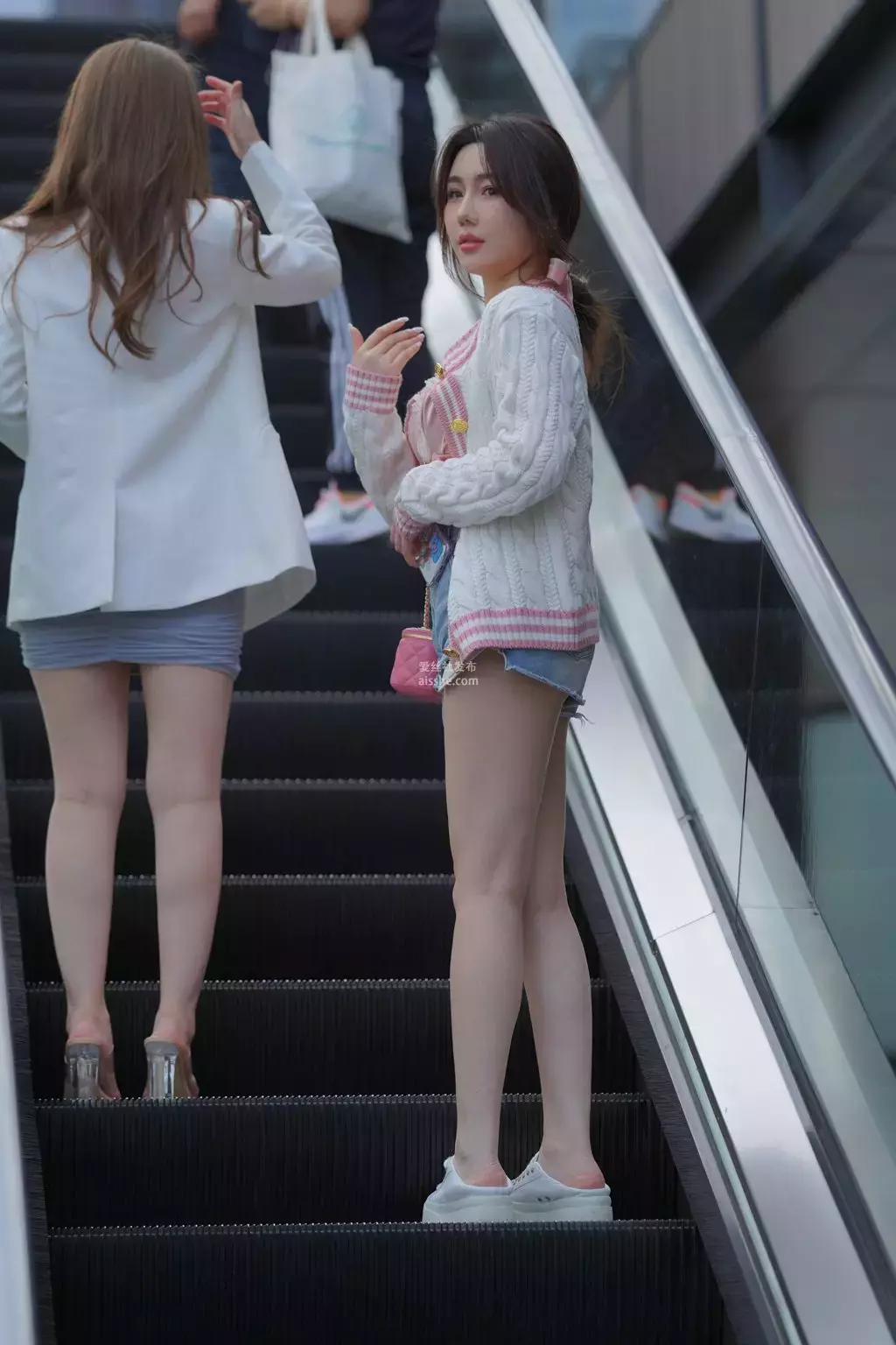 精选街拍作品 NO.2253 热裤甜妹2 杭州小姐姐时尚街拍-丽图社