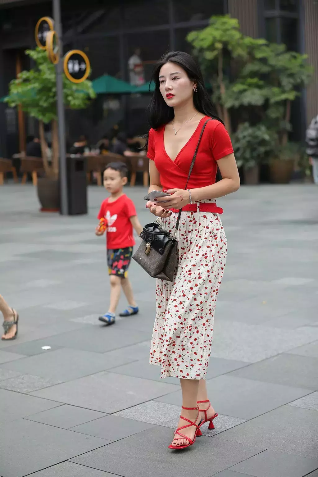 精选街拍作品 NO.1274 白色红点长裙美女 爱上辣妈紧身牛仔裤-丽图社