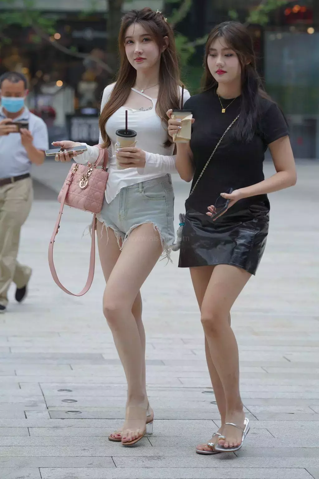 精选街拍作品 NO.1154 浅蓝色牛仔短裤街拍2 街拍三里屯-丽图社