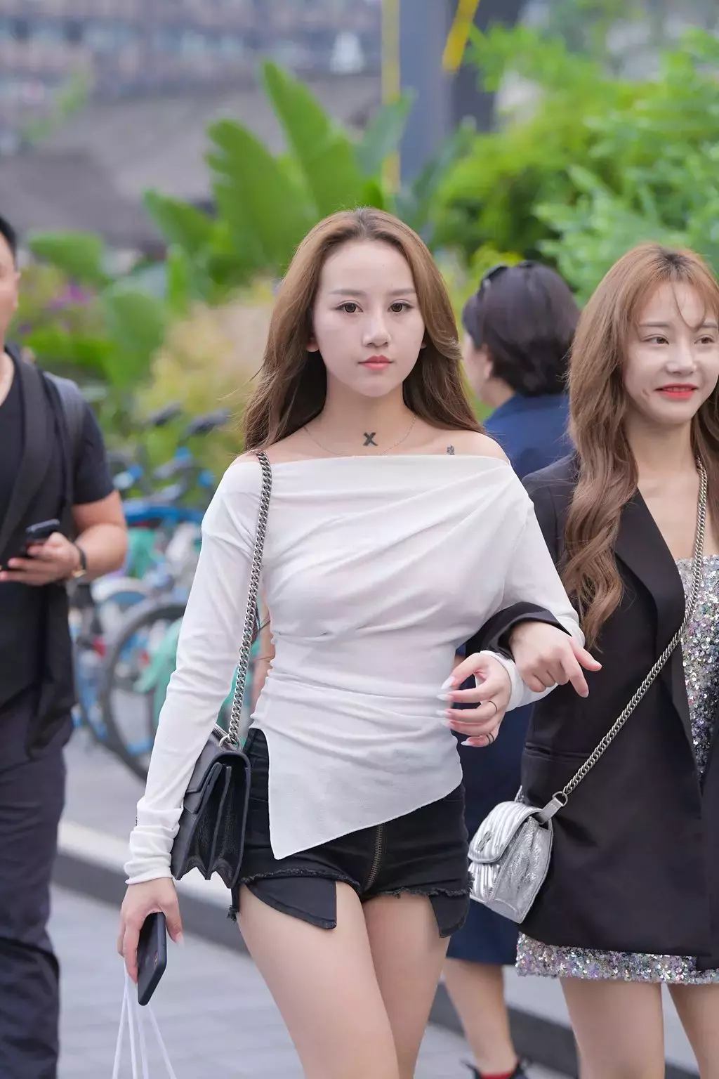 精选街拍作品 NO.1935 中间拉链热裤，大白腿美眉 有个性的时尚小姐姐街拍-丽图社