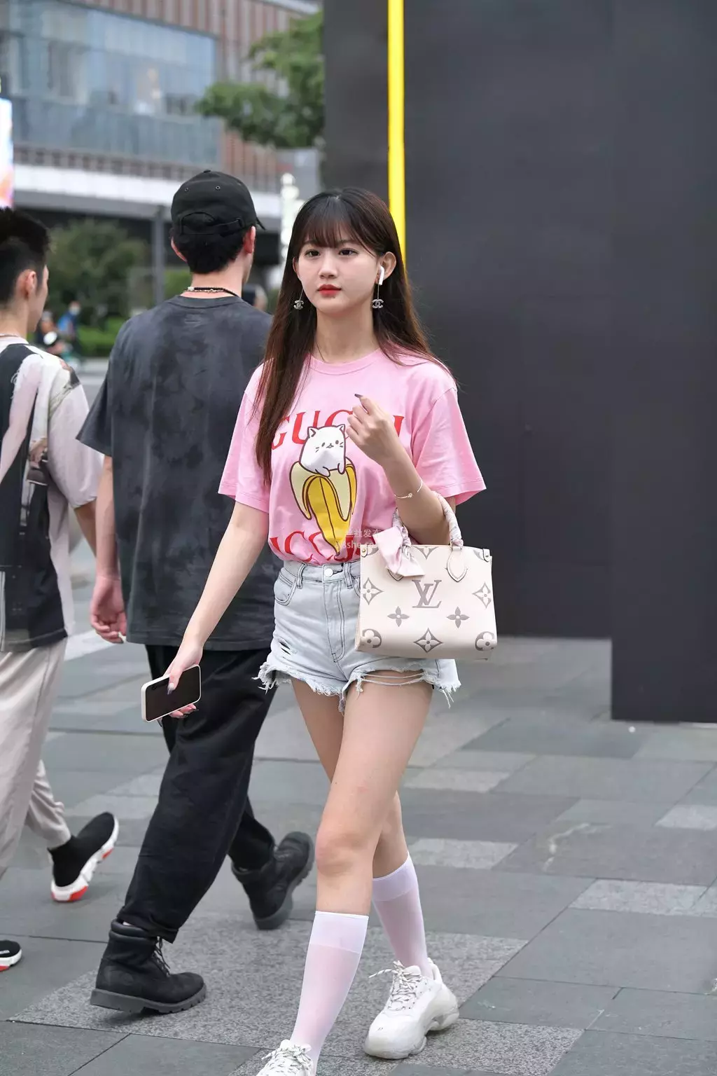 精选街拍作品 NO.1439 粉衣牛仔热裤小姐姐1 街拍牛叔-丽图社