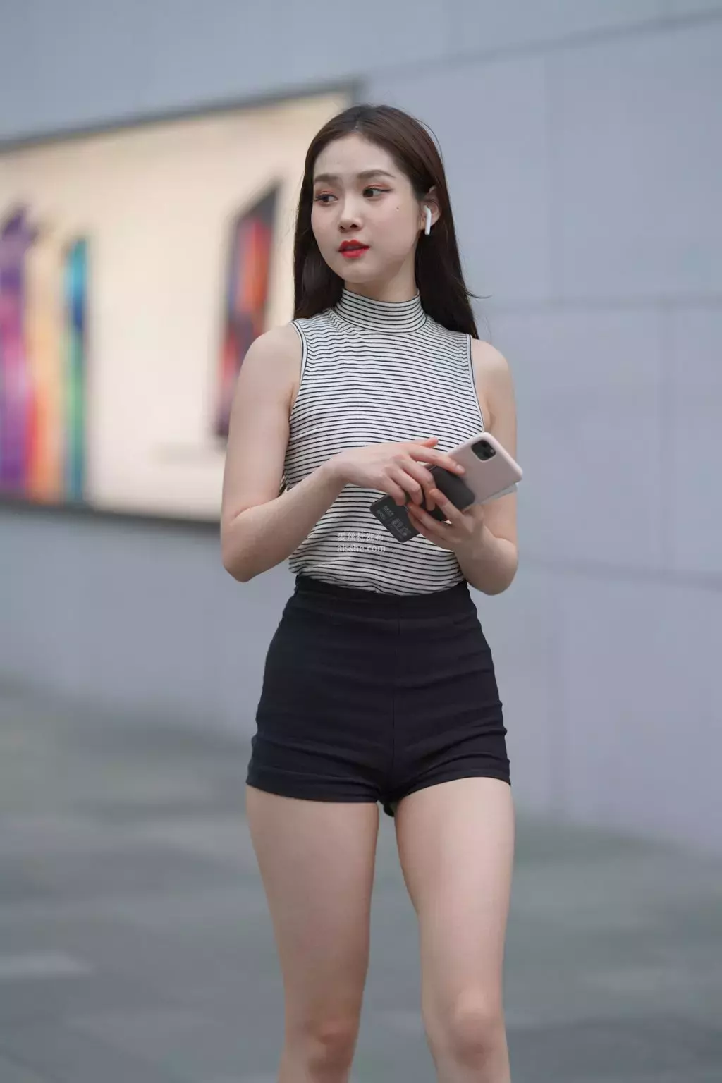 精选街拍作品 NO.2311 青春短裤运动鞋 街拍风情万种的美女图片写真-丽图社