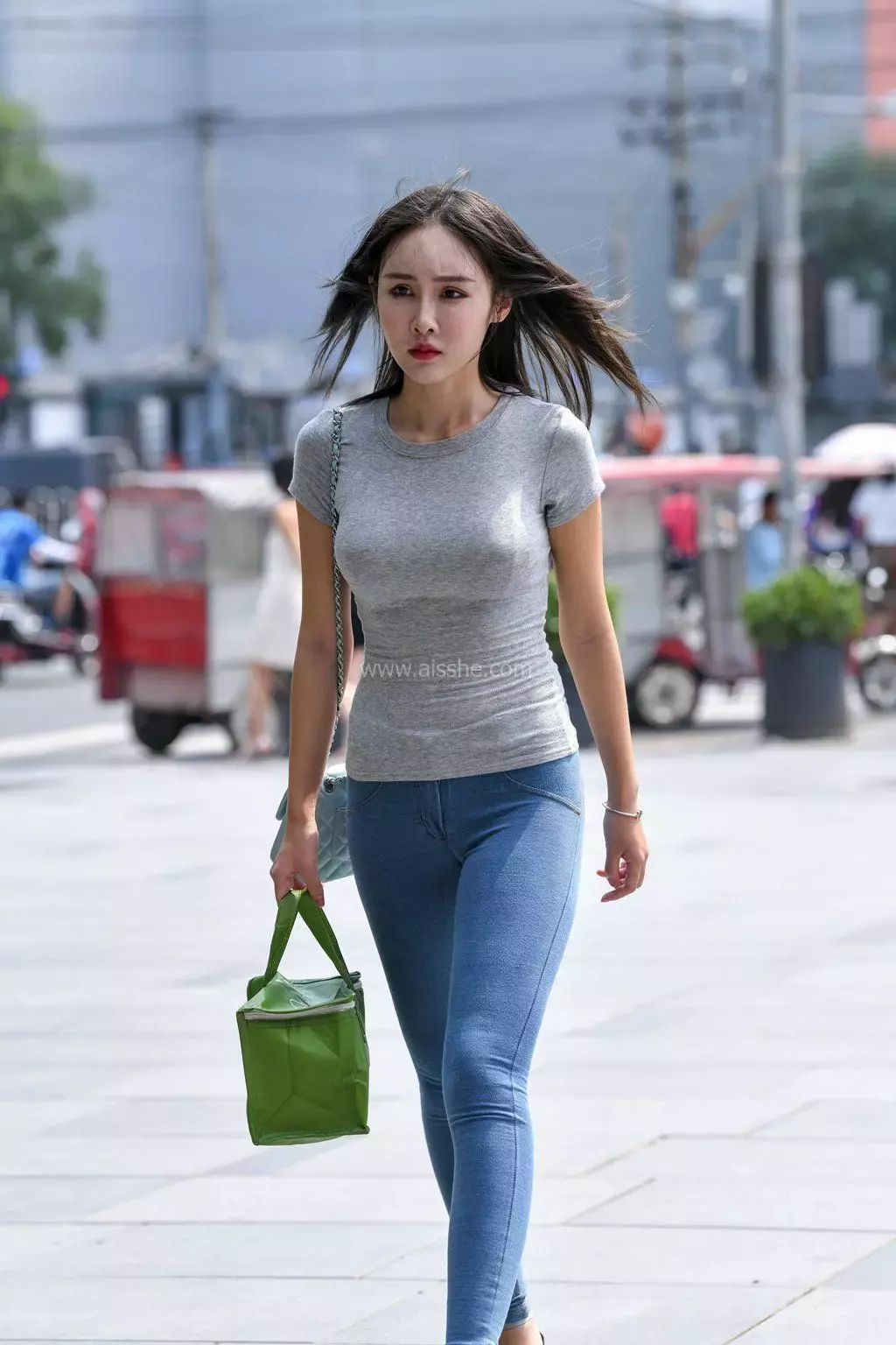 精选街拍作品 NO.1319 蓝色牛仔紧身裤小姐姐 高清街拍漂亮美女组图-丽图社