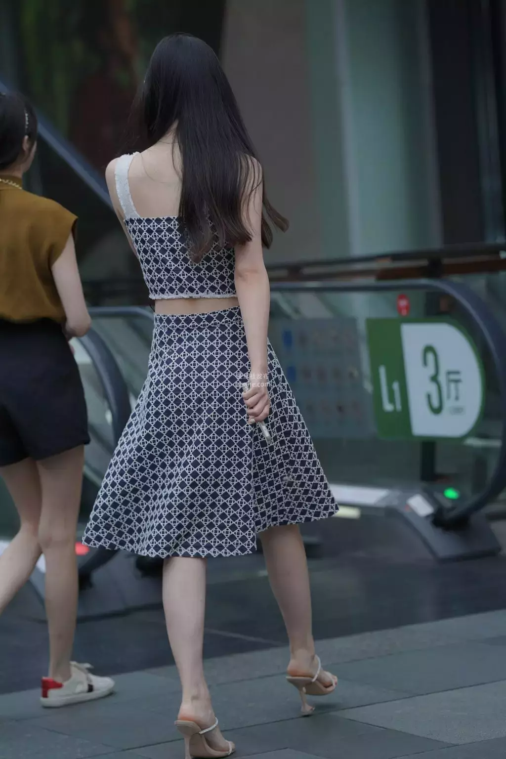 精选街拍作品 NO.1416 漂亮的气质长裙美女 街拍瑜伽裤-丽图社