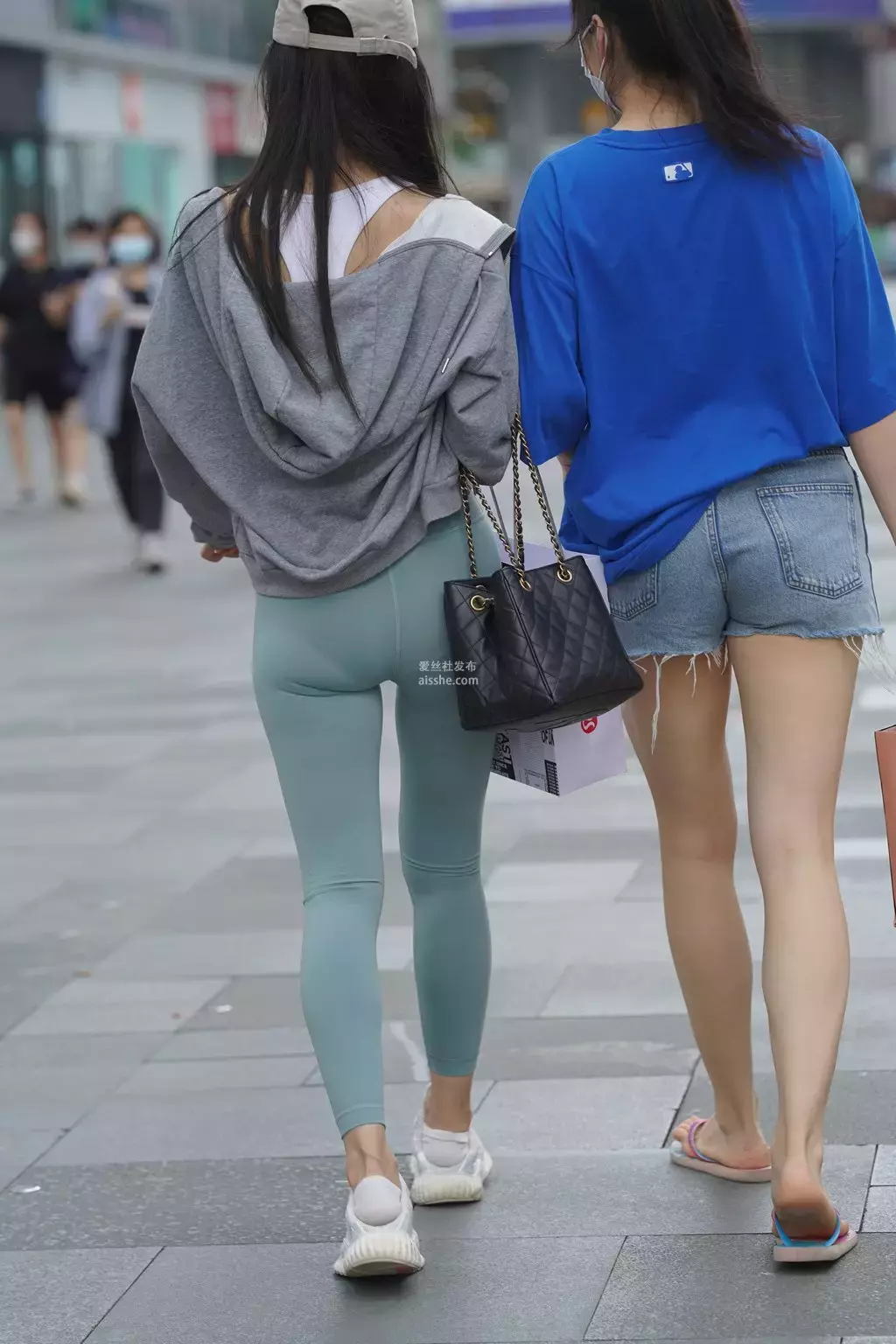 精选街拍作品 NO.2213 蓝色紧身裤美腿 杭州街拍美女-丽图社