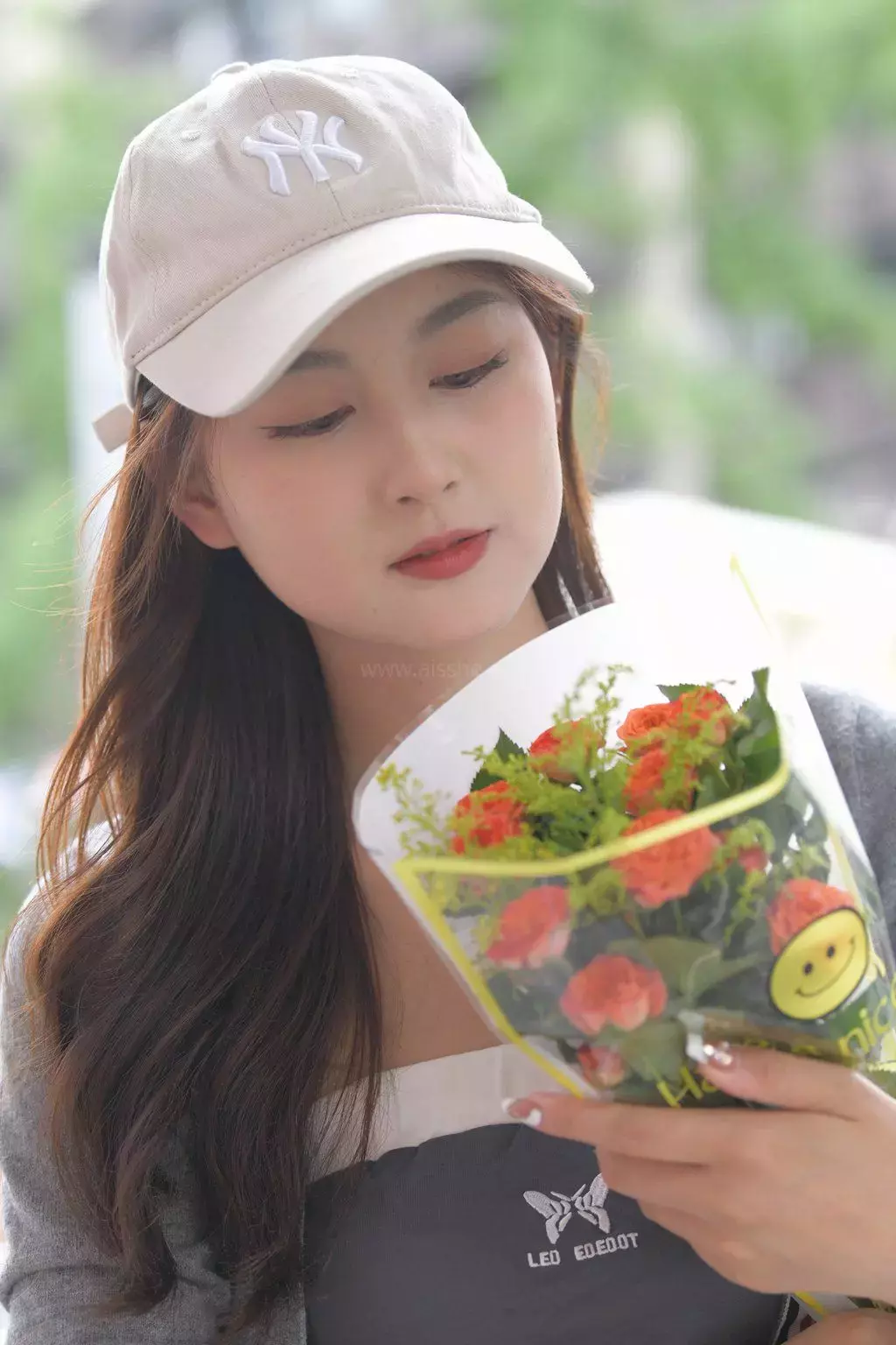 精选街拍作品 NO.1246 捧花的女孩6 街拍超短裤-丽图社