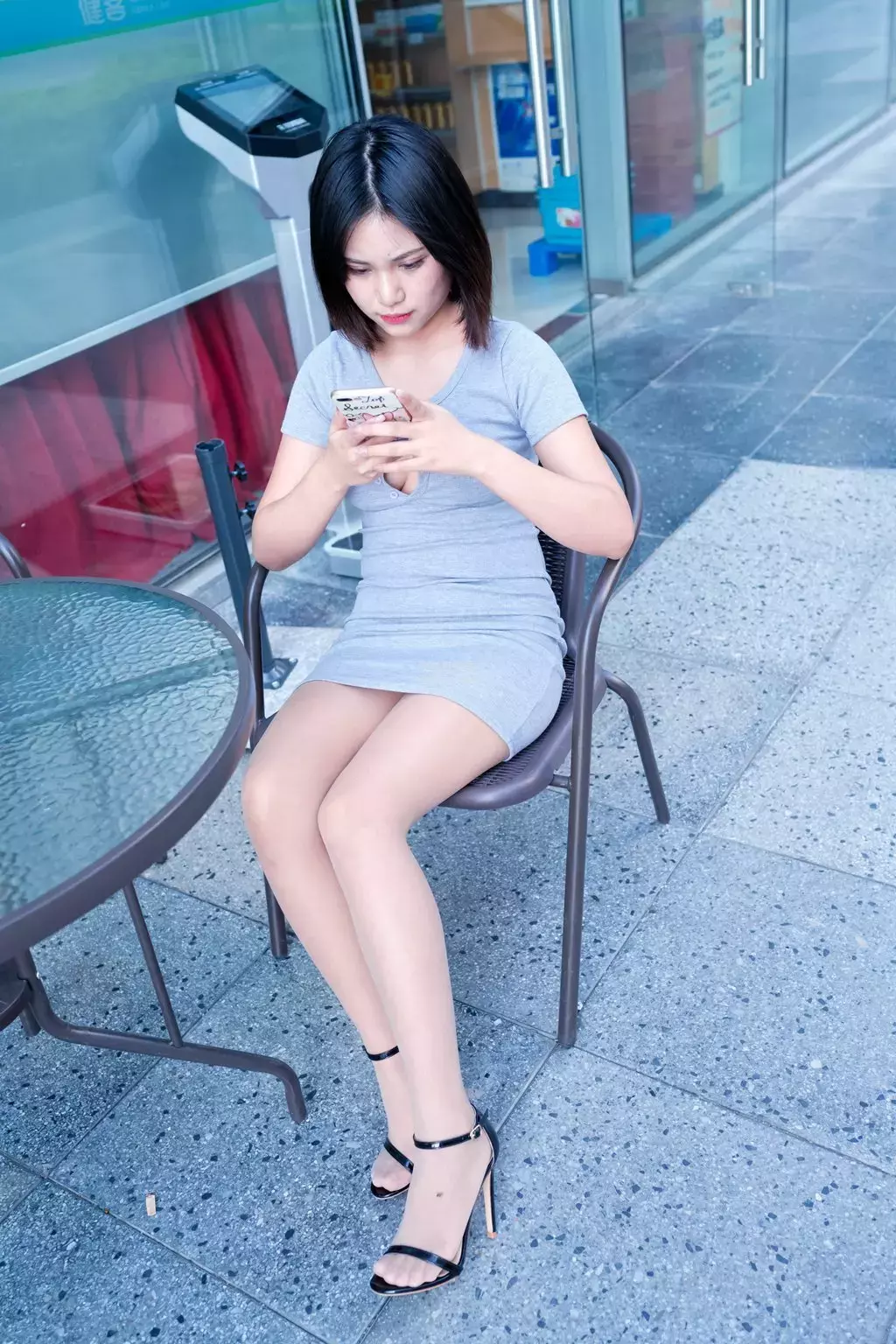 魔镜街拍 NO.112 丝族系列 在商业广场看哈哈镜的包臀裙肉丝萌宝儿 摄影街拍-丽图社