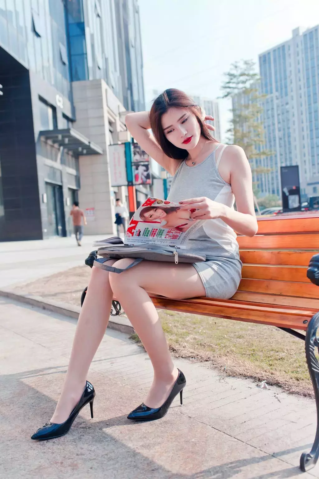 魔镜街拍 NO.111 午后休闲的包臀灰裙极品薄丝OL美女婷婷 街拍瑜伽裤-丽图社