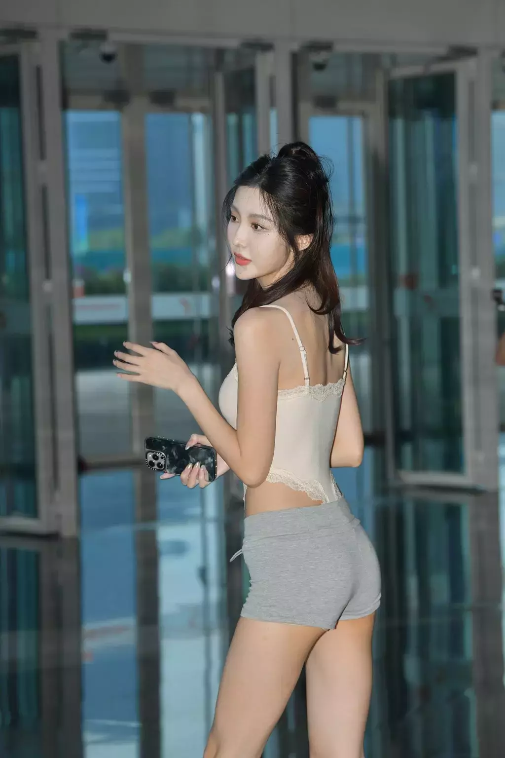 精选街拍作品 NO.2454 靓丽灰短裤女神 街拍旋风族-丽图社