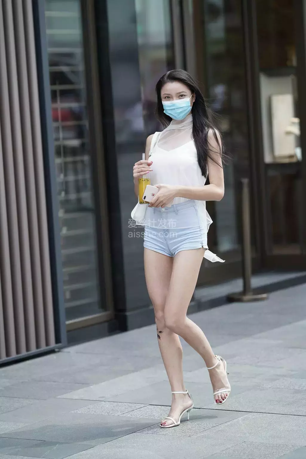 精选街拍作品 NO.1397 牛仔短裤月牙小姐姐 长腿美女街拍写真4K壁纸-丽图社