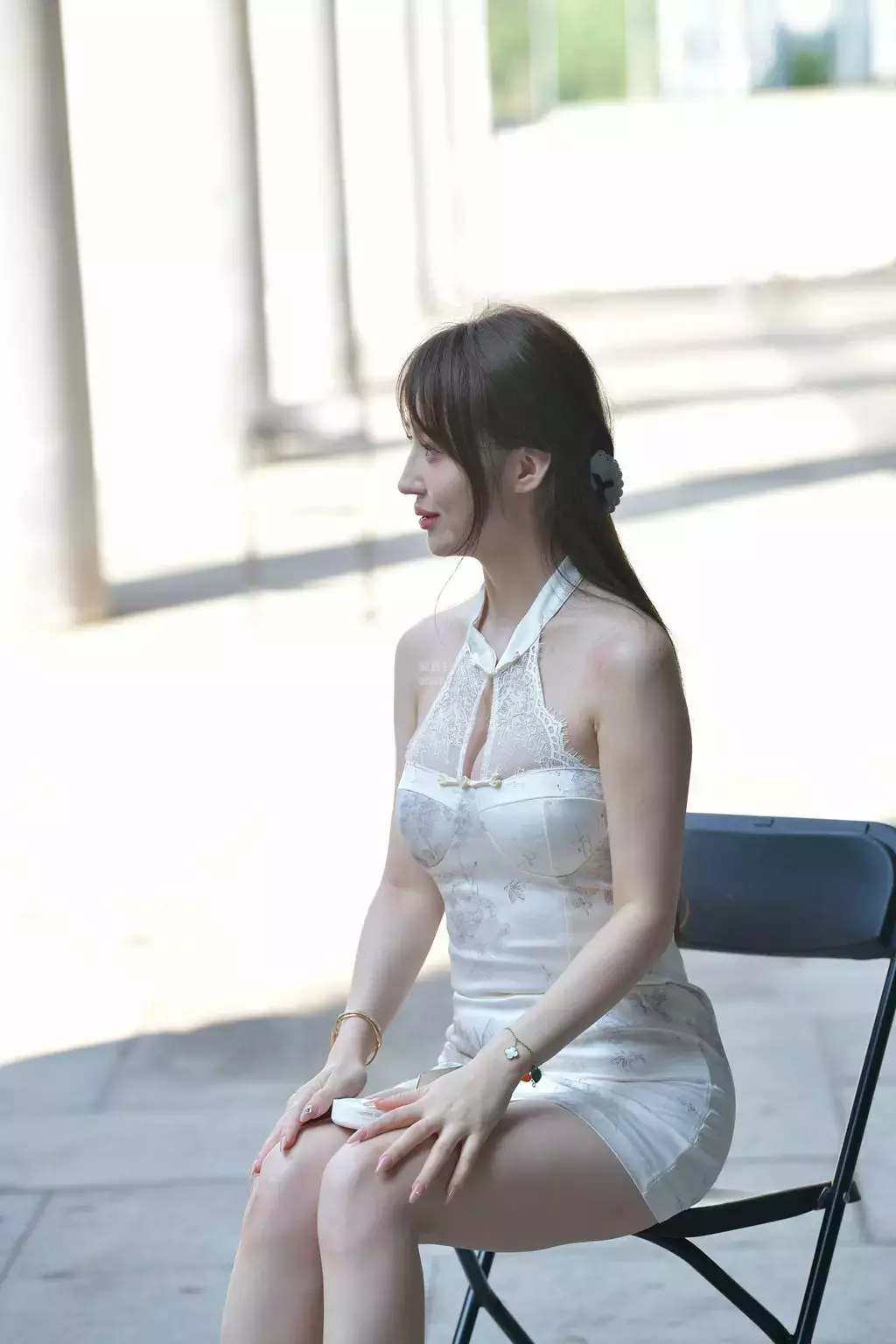 精选街拍作品 NO.2354 白色雷丝吊带裙 街拍穿搭-丽图社