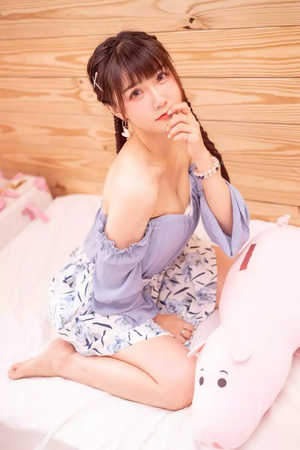 精选模拍作品 NO.256 纪馨乔 露肩短裙高跟美足 街拍LOOK-丽图社