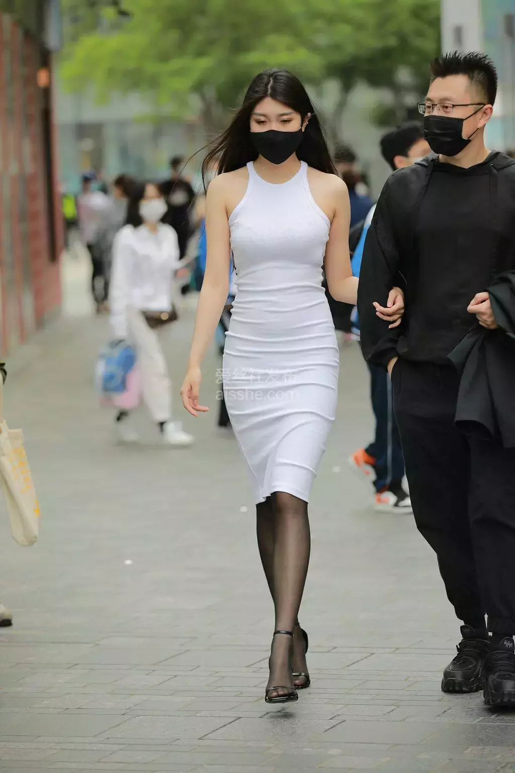 精选街拍作品 NO.1352 嘿丝包臀白色鱼尾连体裙美眉 街拍熟女-丽图社