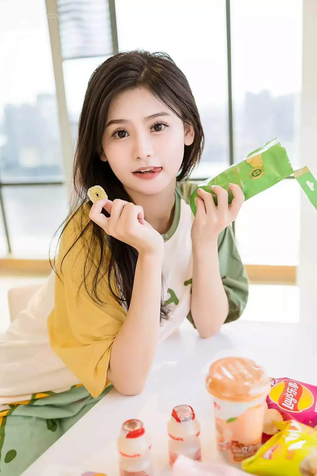 [YALAYI雅拉伊] 2023.09.29 NO.1066 小恐龙睡衣 若婷 气质美女写真图片-丽图社