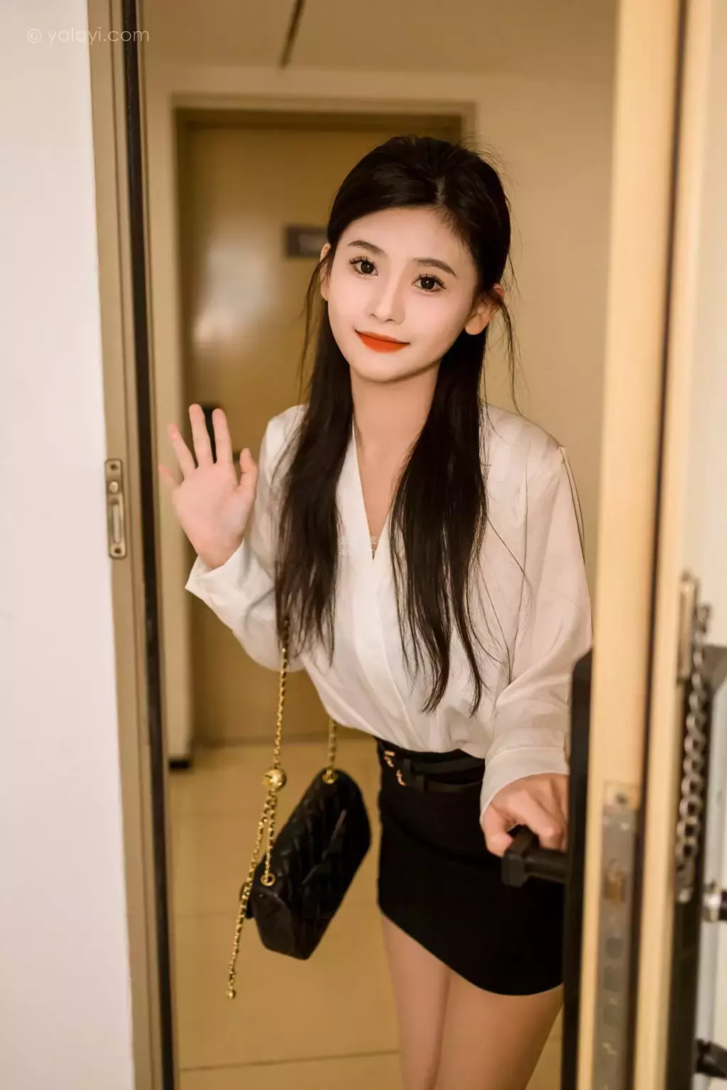 [YALAYI雅拉伊] 2023.10.23 NO.1069 白领下班了 若婷 高清4K全面屏手机壁纸-丽图社