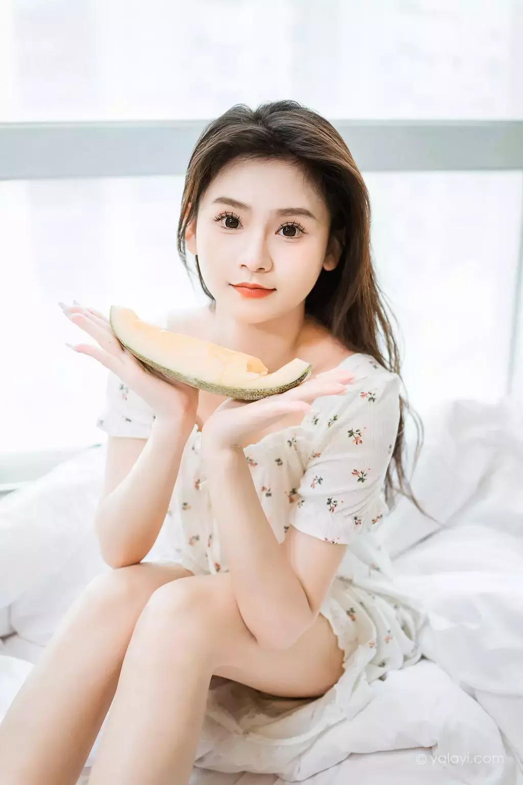 [YALAYI雅拉伊] 2023.05.05 NO.1021 请你吃瓜 若婷 气质佳长相甜美-丽图社