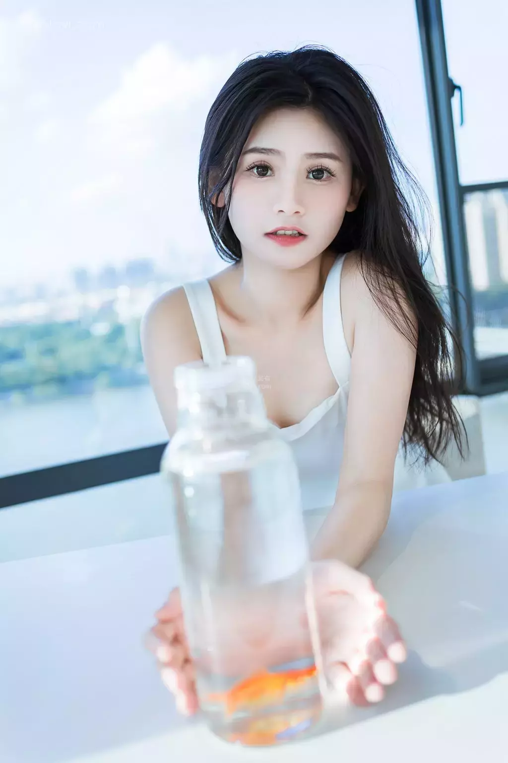 [YALAYI雅拉伊] 2023.10.18 NO.1068 小金鱼 若婷 容貌精致 大长腿撩人-丽图社