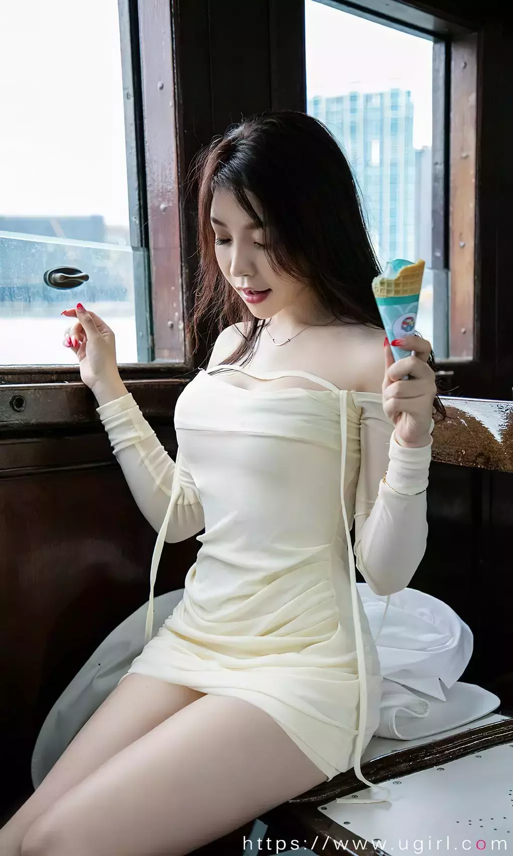 [Ugirls爱油物] 2024.06.01 No.2842 拂过你的风 芝芝booty 美女写真素材-丽图社