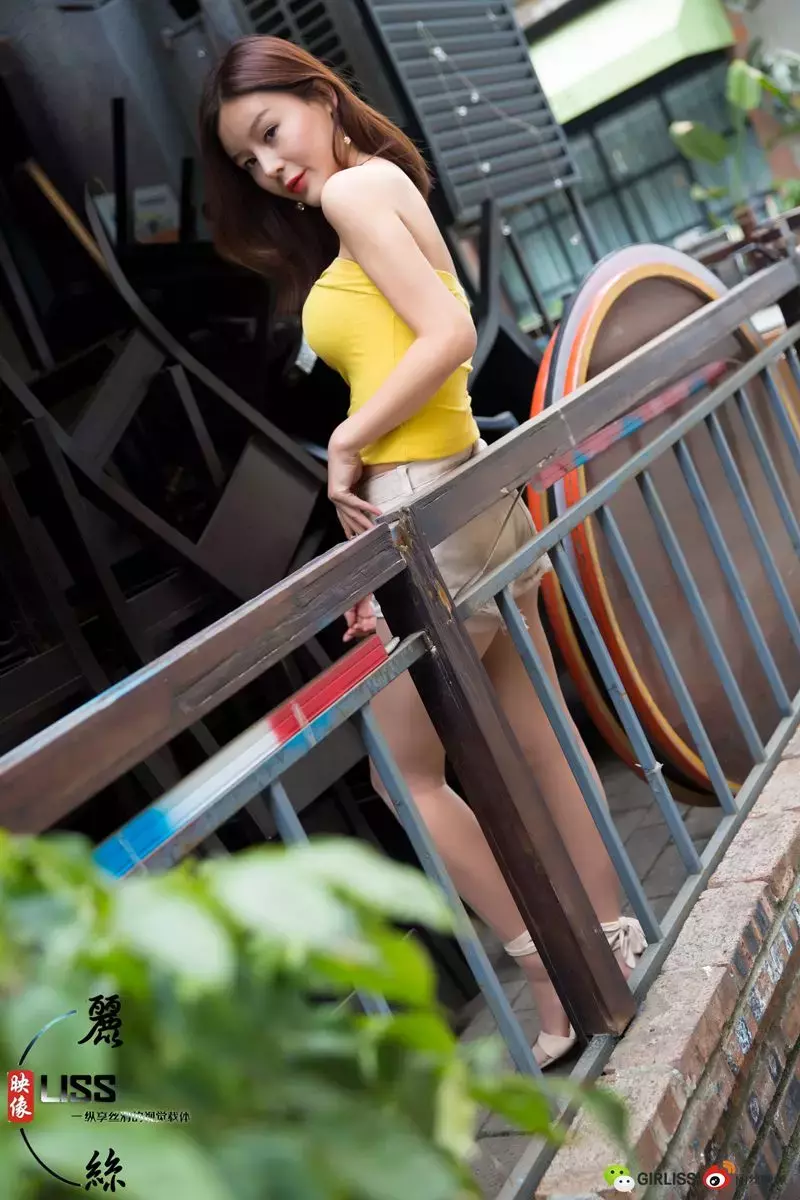 [LISS丽丝] NO.038 凉冰《穿超短热裤+丝袜的凉冰》 清新美女图片壁纸-丽图社