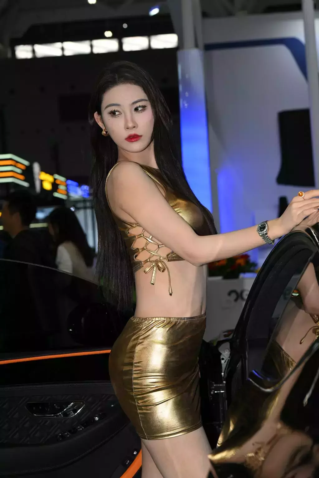 精选街拍作品 NO.2540 金色皮裙 女神街拍高清壁纸美女-丽图社