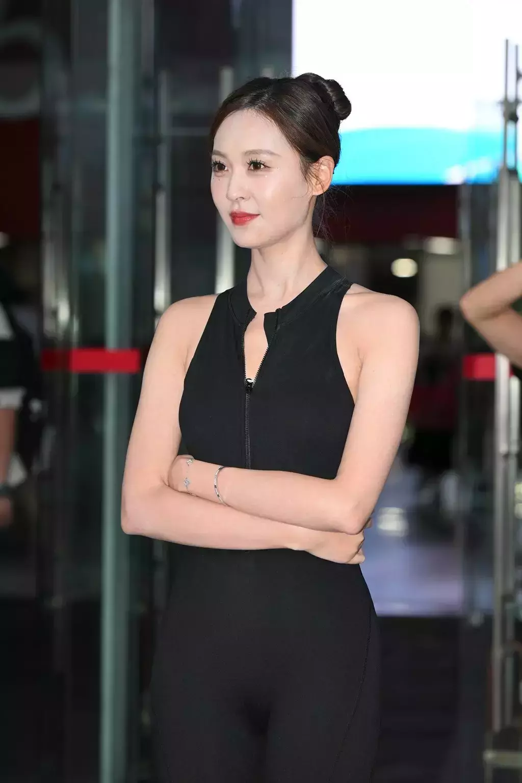 精选街拍作品 NO.2544 黑色紧身裤美女 爱上辣妈紧身牛仔裤-丽图社