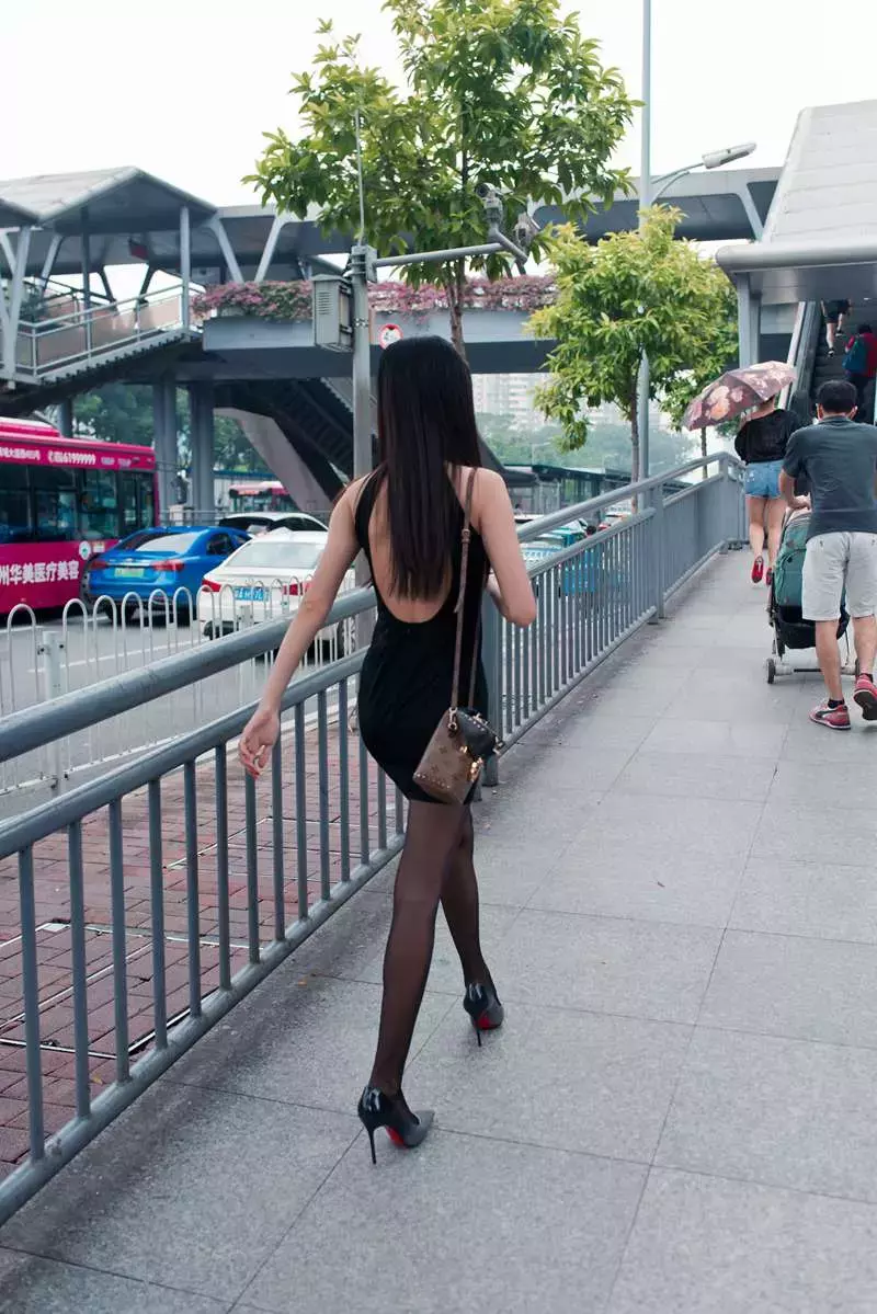 [LISS丽丝] NO.048《黑丝上班族的姑娘》 美女图片高清背景-丽图社