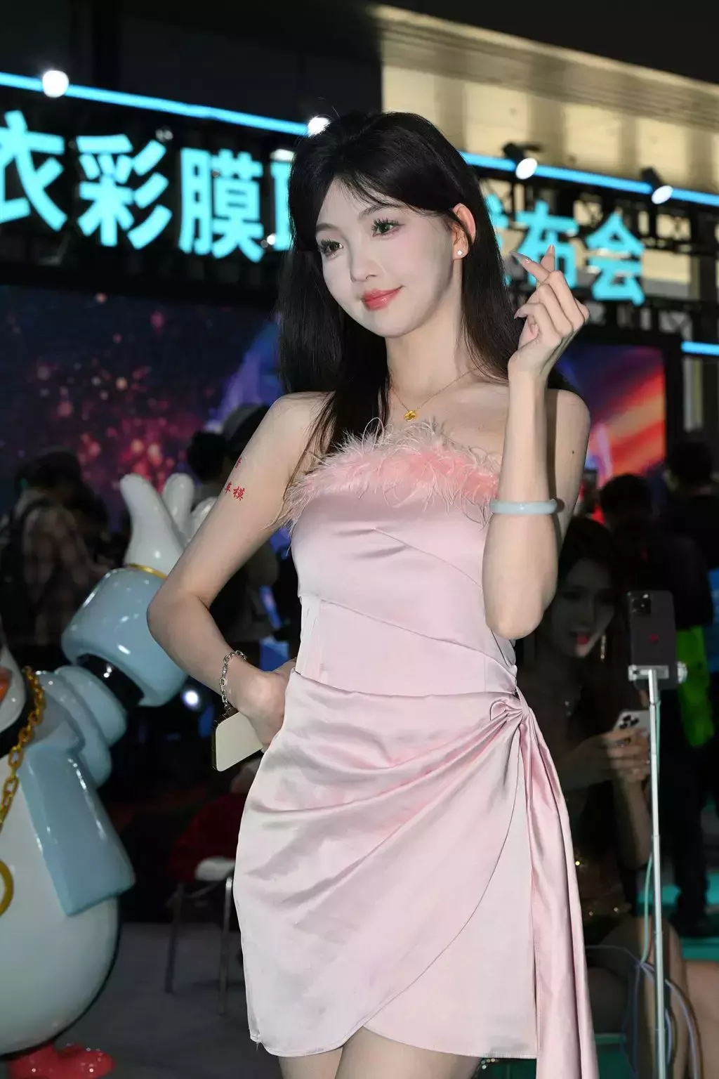 精选街拍作品 NO.2547 甜美可爱粉色系 女神街拍高清壁纸美女-丽图社