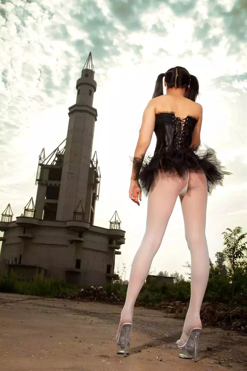 [AISS爱丝]写真 NO.010 古堡媚丝 性感美女写真照高清图片素材-丽图社