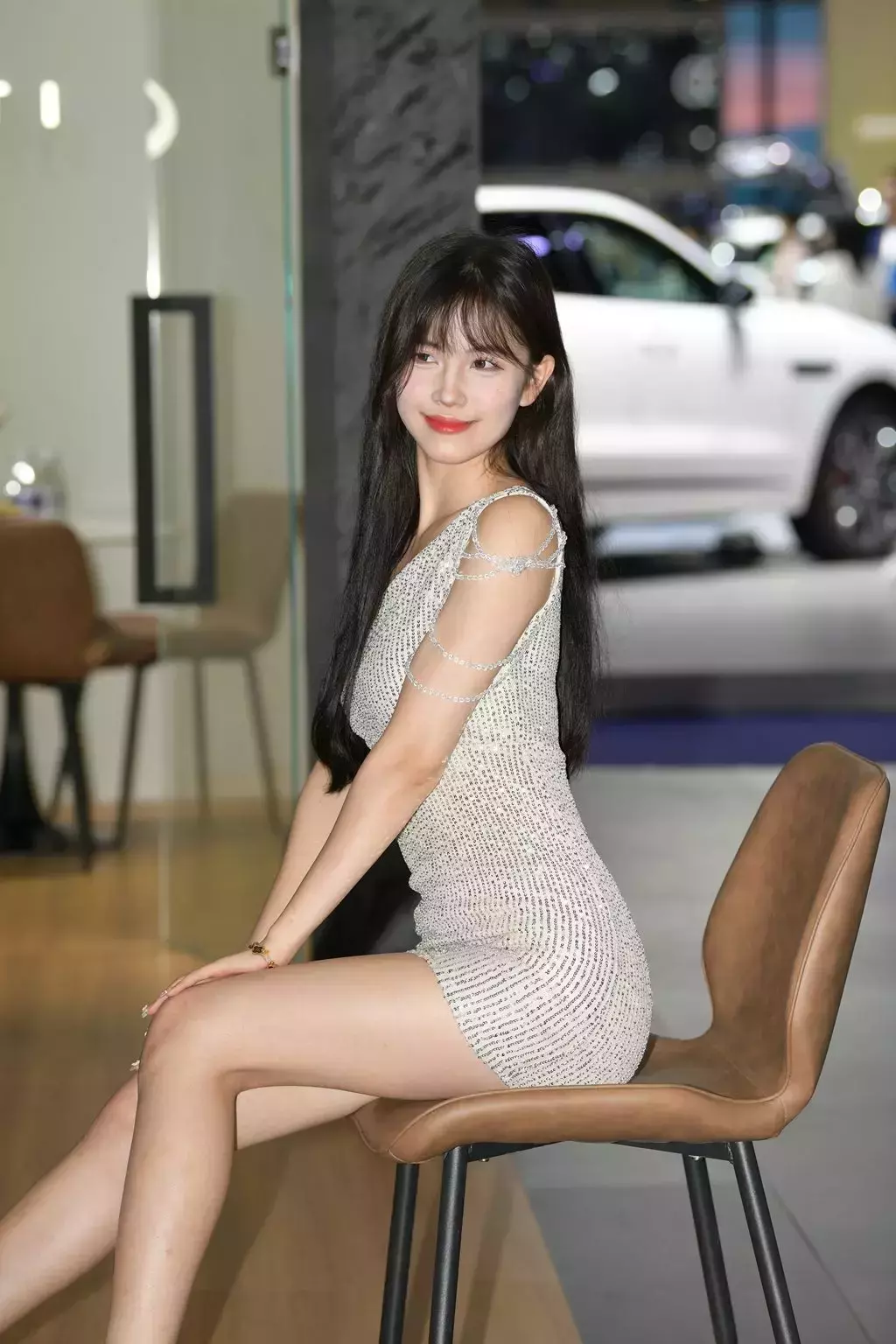 精选街拍作品 NO.2548 银色吊带裙 街拍紧身裤-丽图社