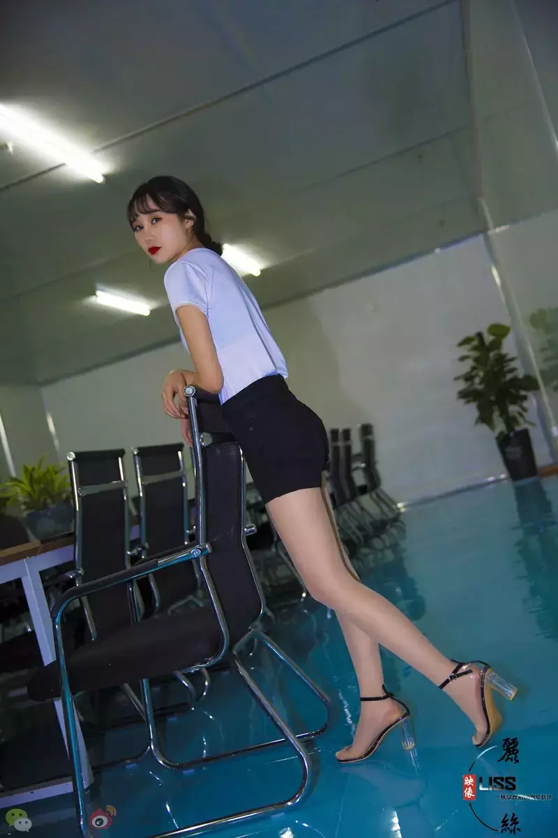 [LISS丽丝] NO.015 琪妹《实习期女秘体验中心》 性感时尚穿搭美女写真图片-丽图社