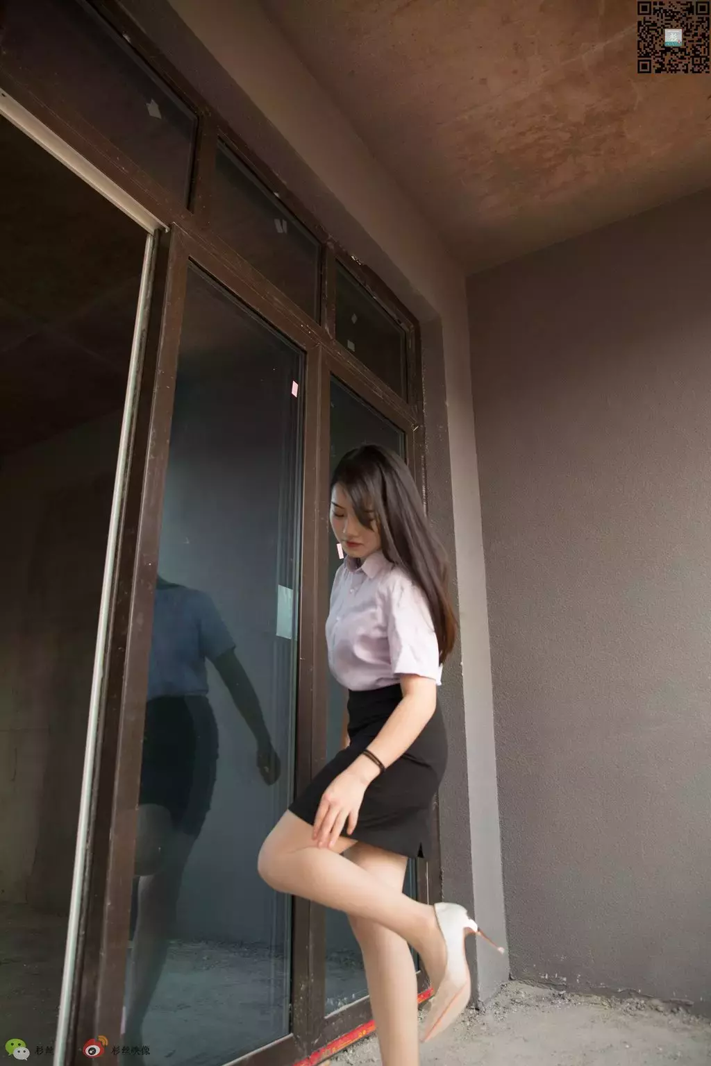 [LISS丽丝] NO.081 营业OL售房女职 美女经典黑丝写真套图-丽图社